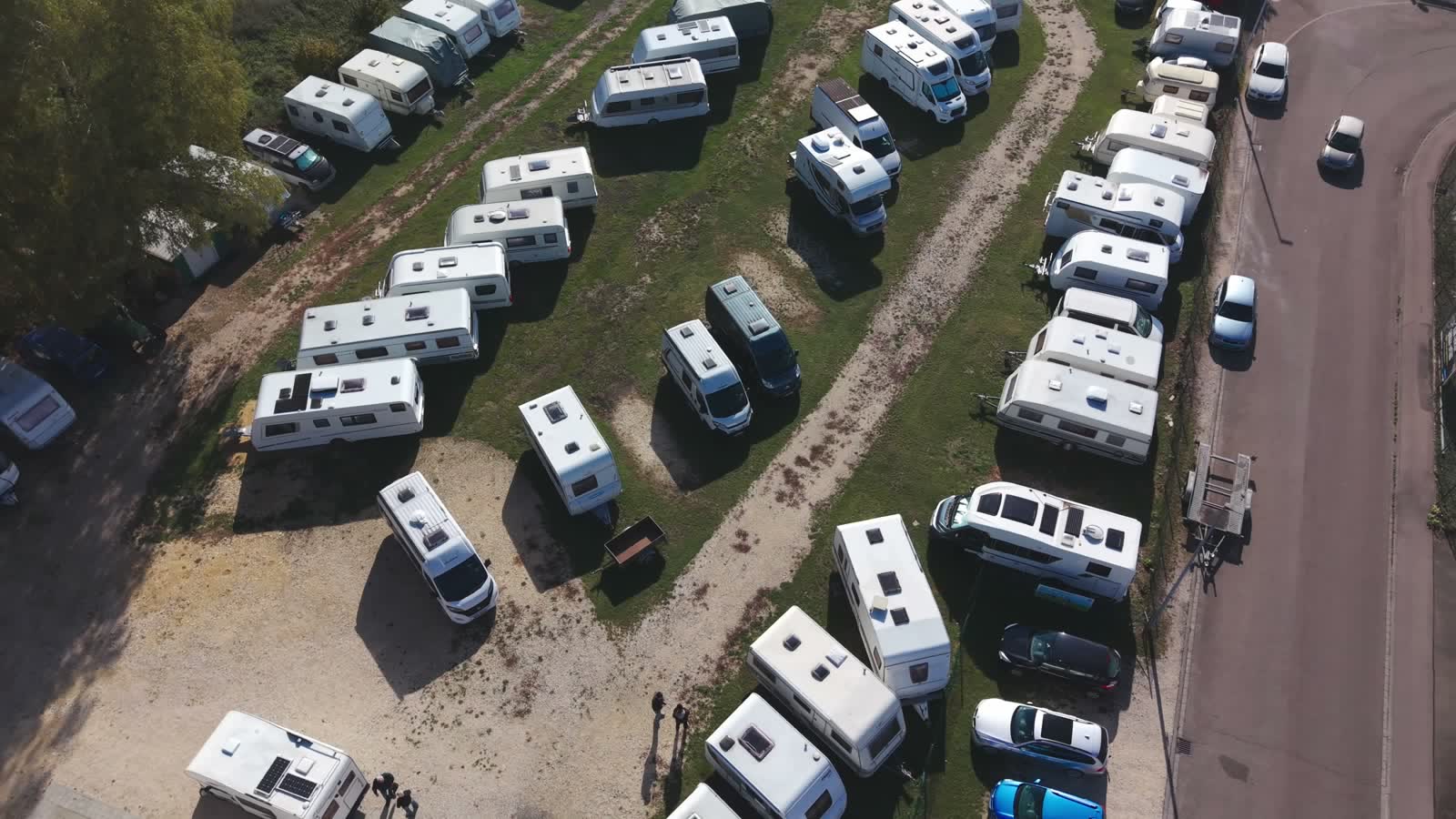 Wohnwagen und Reisemobile auf dem Gelände